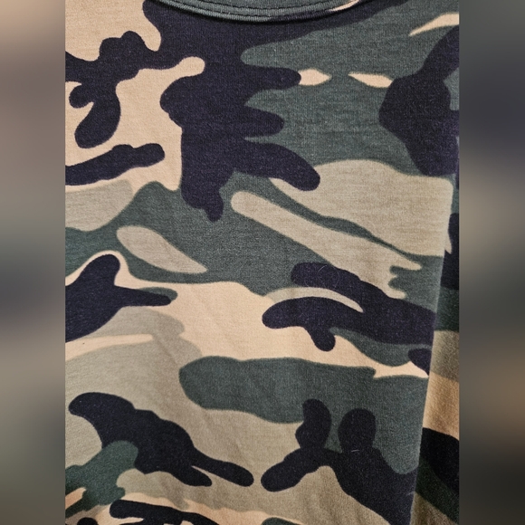 LuLaRoe Lynnae Long Sleeve Tee - Picture 3 of 4